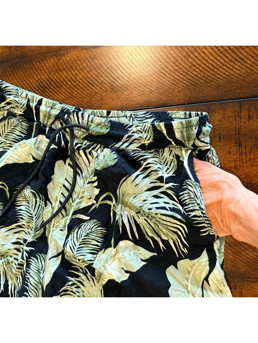 NEW LOOK MEN Tropical Palms Drawstring Shorts - Size Medium